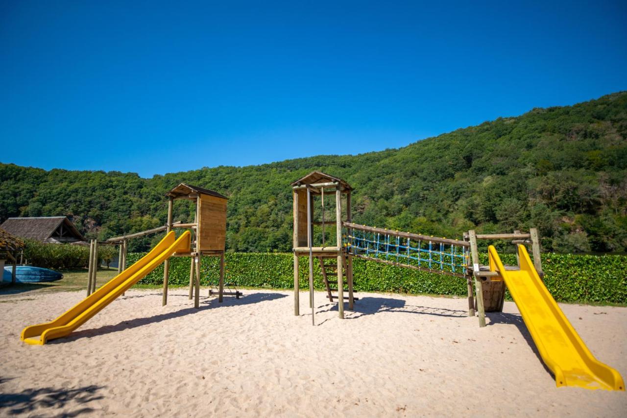 Camping Le Chateau Du Gibanel Saint-Martial-Entraygues Exterior photo
