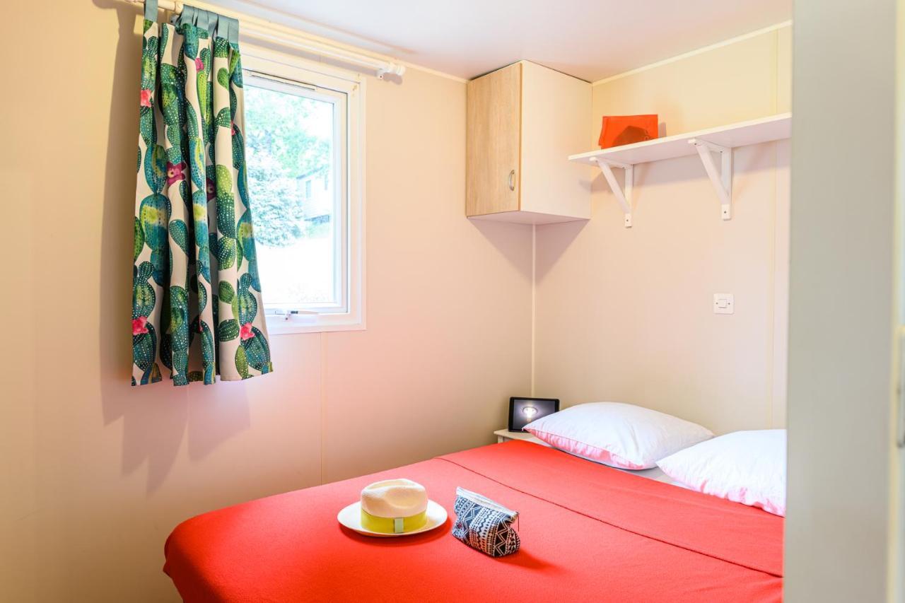 Camping Le Chateau Du Gibanel Saint-Martial-Entraygues Exterior photo